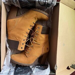 Women’s Timberland heeled Boots  Sz 6.5 in excellent condition